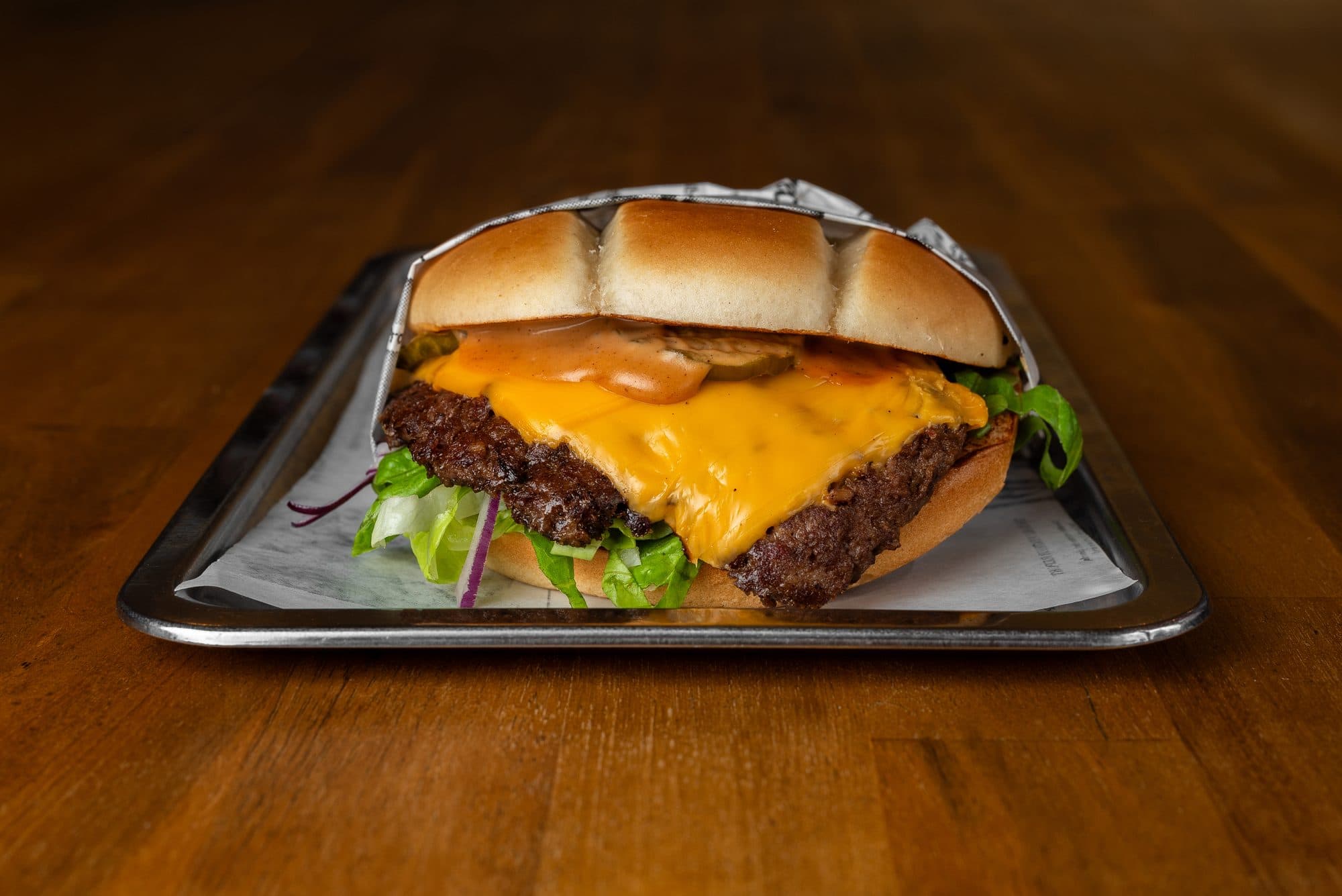 Miller's Cheeseburger tálcán